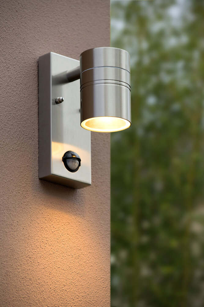 Lucide ARNE-LED IR - Wandspot / Wandlamp Binnen/Buiten - Ø 6,3 cm - LED - GU10 (MR16) - 1x5W 2700K - IP44 - Beweging & dag/nacht sensor - Mat chroom