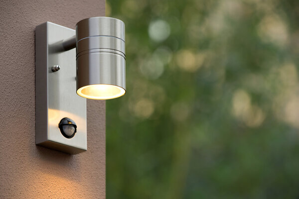 Lucide ARNE-LED IR - Wandspot / Wandlamp Binnen/Buiten - Ø 6,3 cm - LED - GU10 (MR16) - 1x5W 2700K - IP44 - Beweging & dag/nacht sensor - Mat chroom