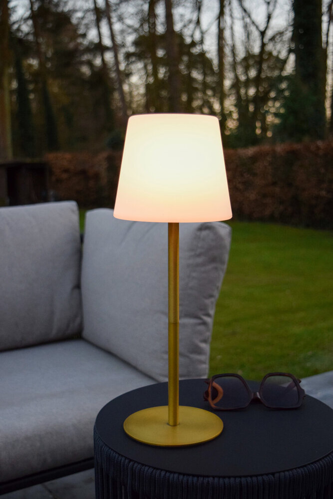 Lucide TYON - Oplaadbare Tafellamp Binnen/Buiten - Accu/Batterij - Ø 15 cm - LED Dimb. - 1x2W 2700K - IP65 - Mat Goud / Messing Lucide TYON - Oplaadbare Tafellamp Binnen/Buiten - Accu/Batterij - Ø 15 cm - LED Dimb. - 1x2W 2700K - IP65 - Mat Goud / Messing