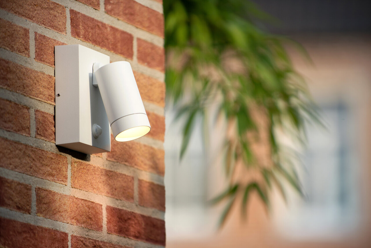 Lucide TAYLOR - Wandspot / Wandlamp Binnen/Buiten - 1xGU10 (MR16) - IP54 - Bewegingssensor - Wit Lucide TAYLOR - Wandspot / Wandlamp Binnen/Buiten - 1xGU10 (MR16) - IP54 - Bewegingssensor - Wit