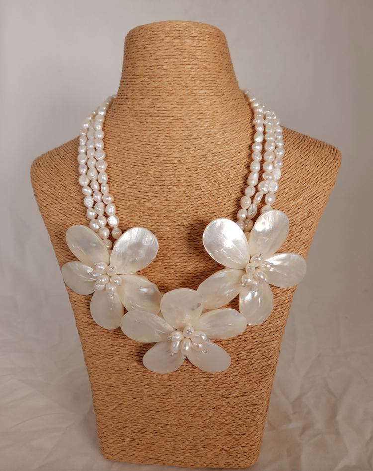 Abelindo Collier fleurs nacre (+pochette)