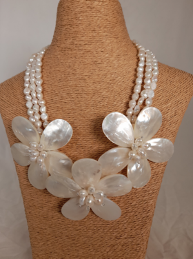 Abelindo Collier fleurs nacre (+pochette)