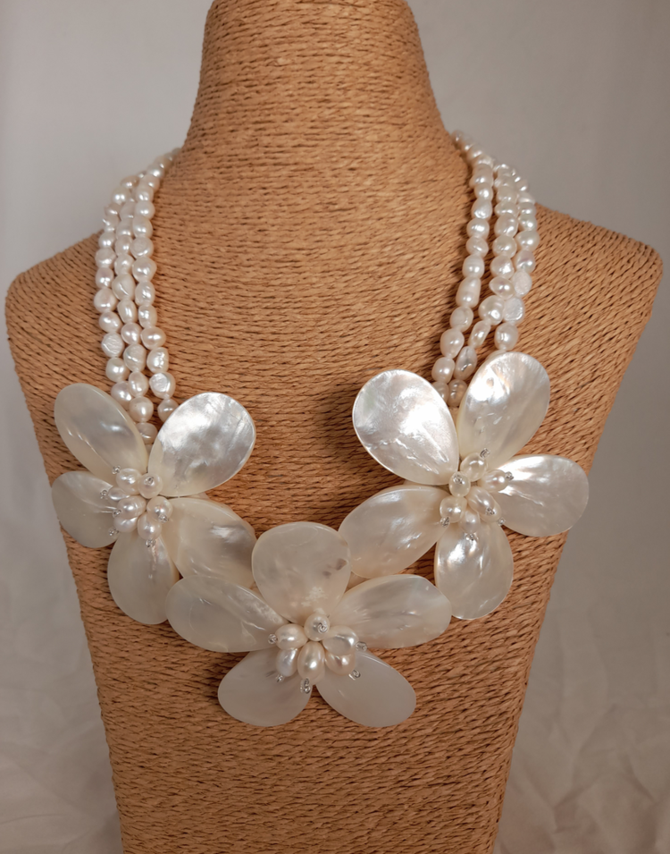 Abelindo Collier fleurs nacre (+pochette)