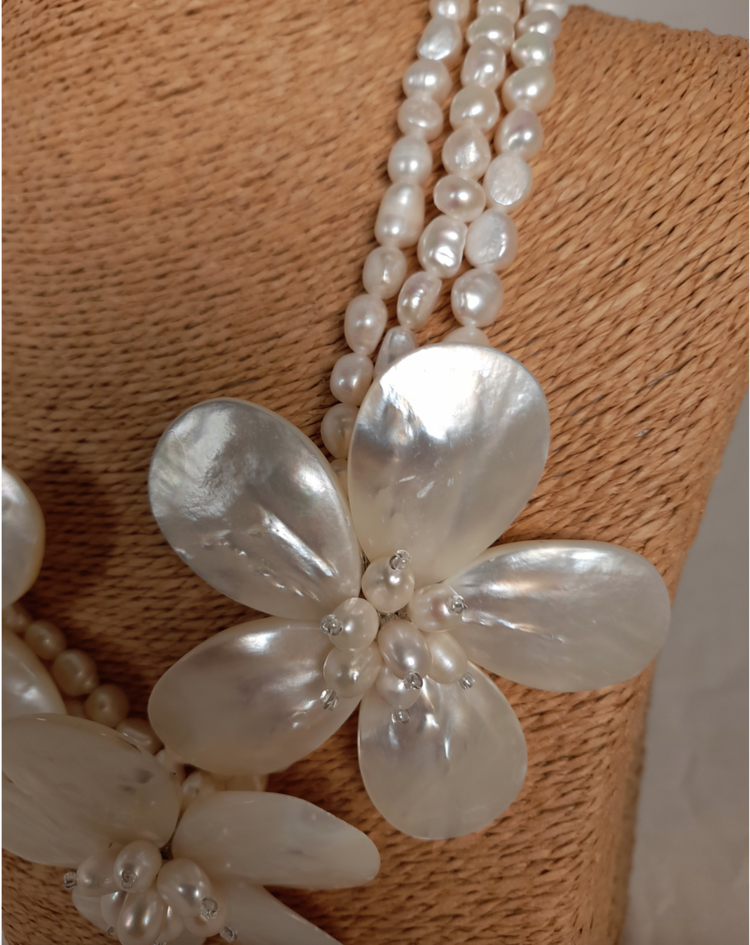Abelindo Collier fleurs nacre (+pochette)