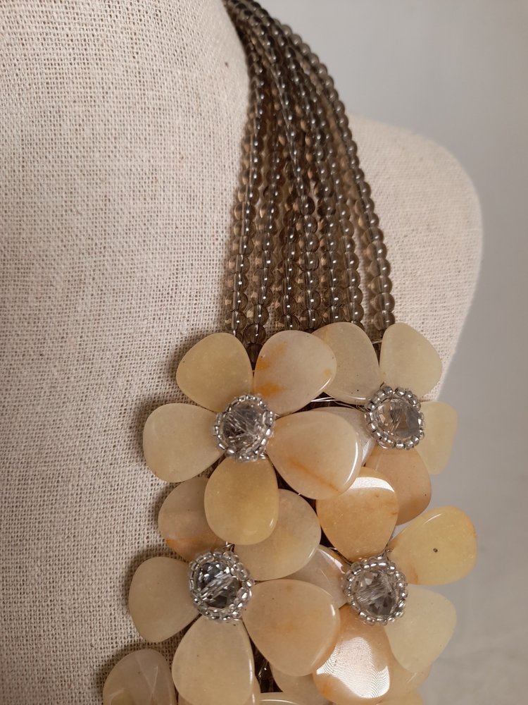 Abelindo Collier fleurs agate (+pochette)