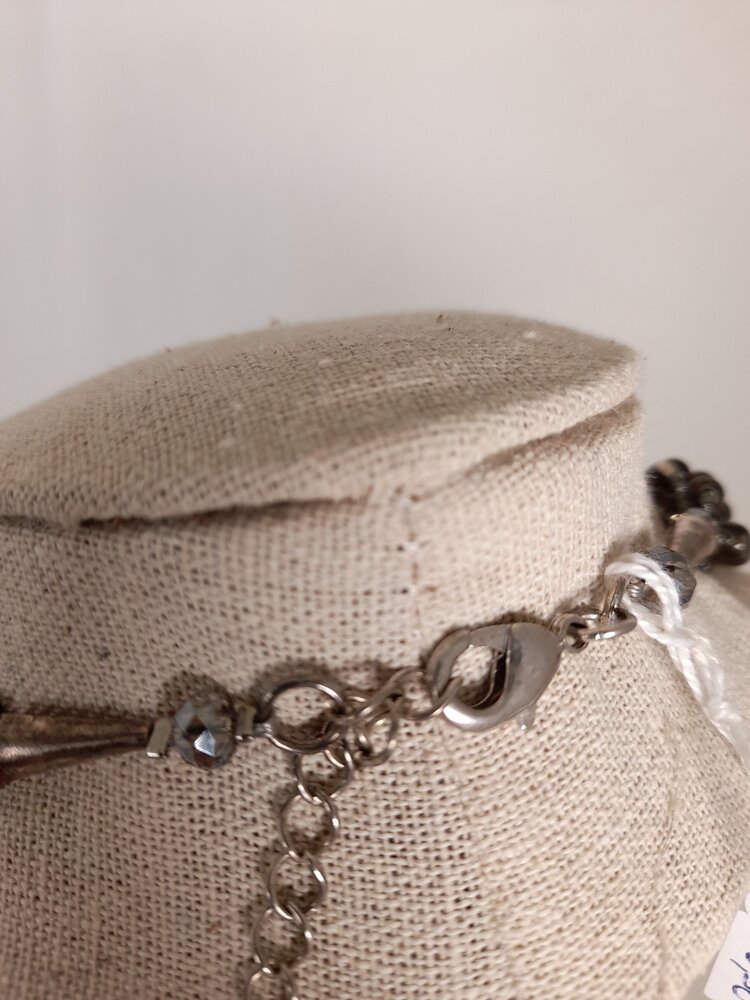 Abelindo Collier fleurs agate (+pochette)