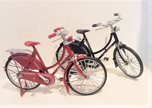Verplicht Maan Gelukkig Model fiets - damesfiets zwart of rood schaalmodel 1:10 - collectura