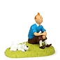 moulinsart Tim und Struppi Statue - Tim sitzend im Gras