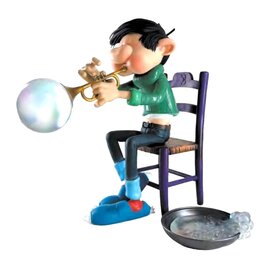 Plastoy Gaston Statue – Gaston spielt die Seifentrompete