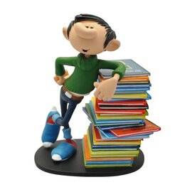 Plastoy Gaston Lagaffe Figur - Gaston stützt sich auf Stapel Comics