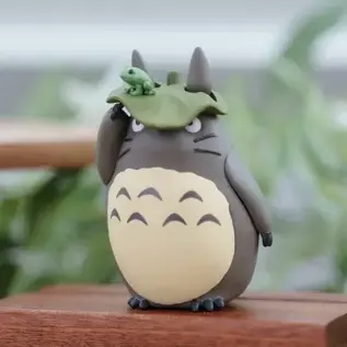 Ensky Studio Ghibli - My Neighbor Totoro - Kumukumu Figurine Big Totoro with leaf - 3D puzzel