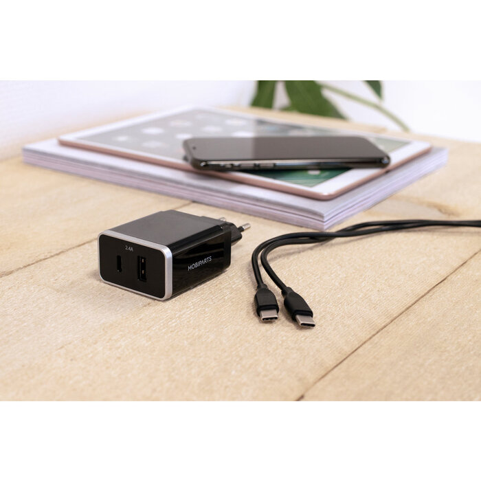 Mobiparts Mobiparts Dual USB-A & USB-C Wandlader - 12W - 2.4A - Zwart