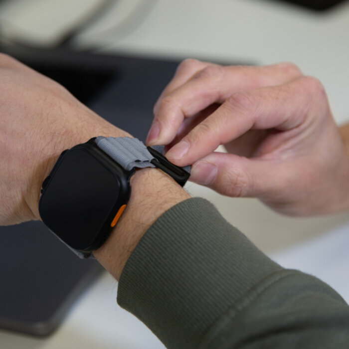 Mobilize Mobilize Nylon Watch Band - Alpine - Black Connector - for Apple 42 (Gen 1 t/m 3)/44/45/46/49mm - Light Grey