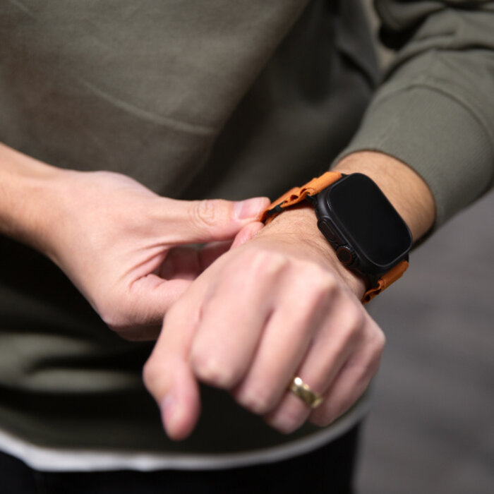 Mobilize Mobilize Nylon Watch Band - Alpine - Black Connector - for Apple 42 (Gen 1 t/m 3)/44/45/46/49mm - Terracotta
