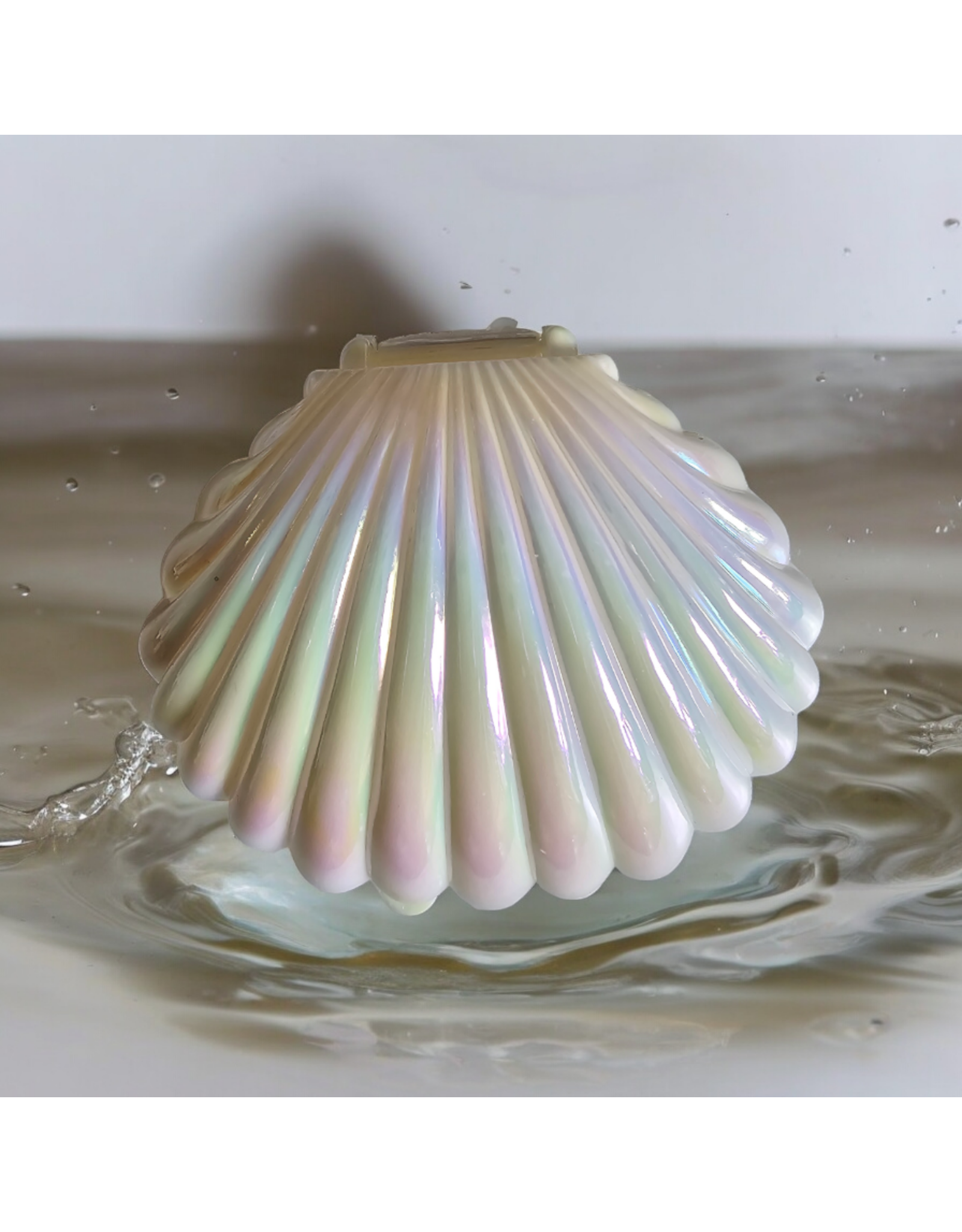 Schelp (wit) gevuld met 7 badparels- Body & Soap