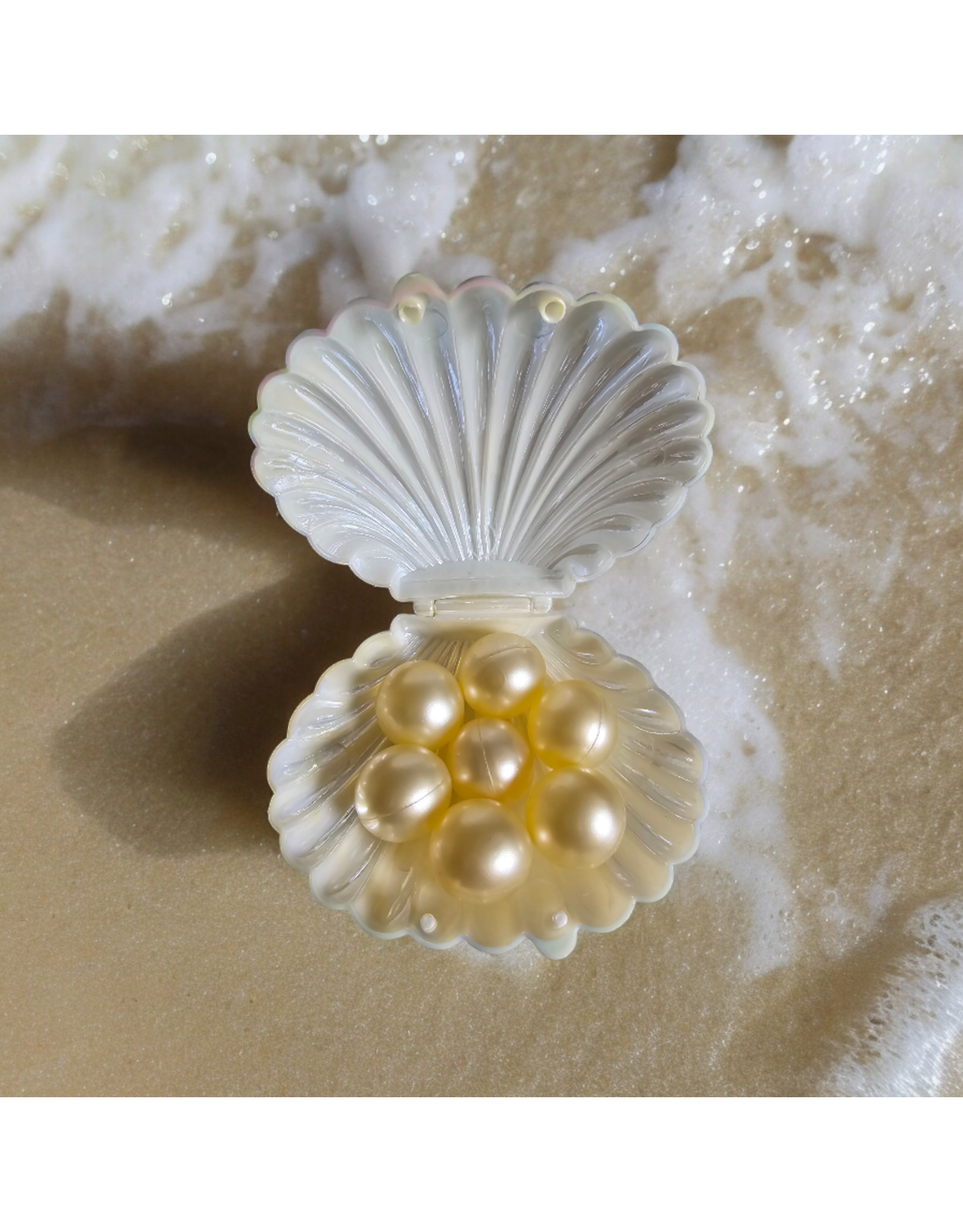 Schelp (wit) gevuld met 7 badparels- Body & Soap