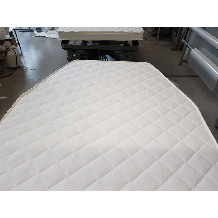 Matrassenfabrikant Queensbed topper met 2 schuine zijden caravan camper traagschuim