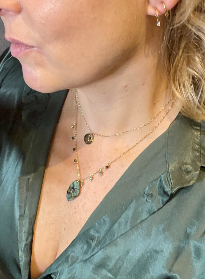 COLLIER DOUBLE AVEC DIFFÉRENTS PENDENTIFS UN EN OR ET L'AUTRE EN PIERRE COA962