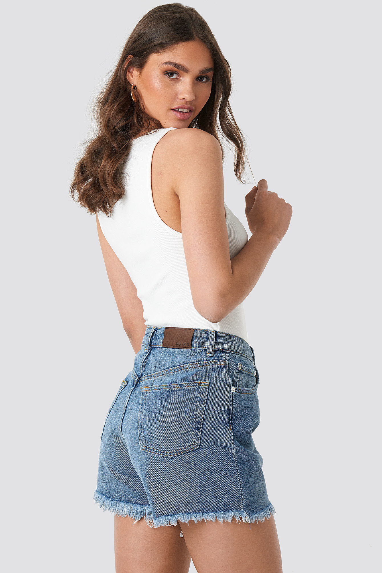 1018-002616 High Waist Raw Hem Denim Shorts // MID BLUE