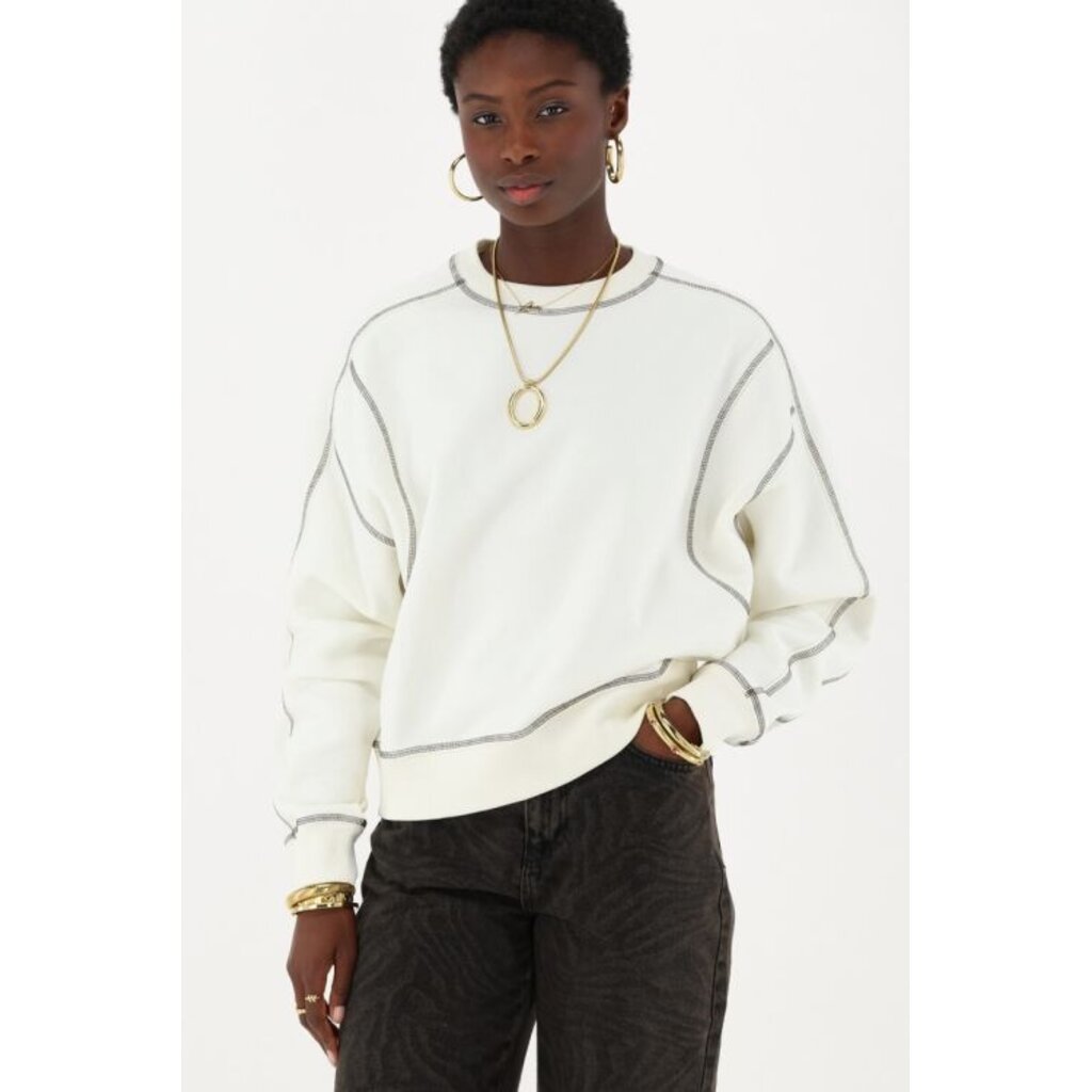 Witte sweater met contrasterende stiksels MJ15180