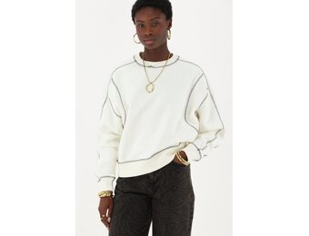 Witte sweater met contrasterende stiksels MJ15180