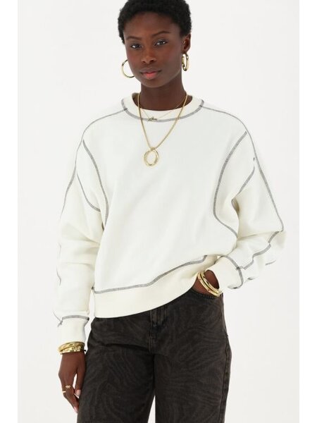 Witte sweater met contrasterende stiksels MJ15180