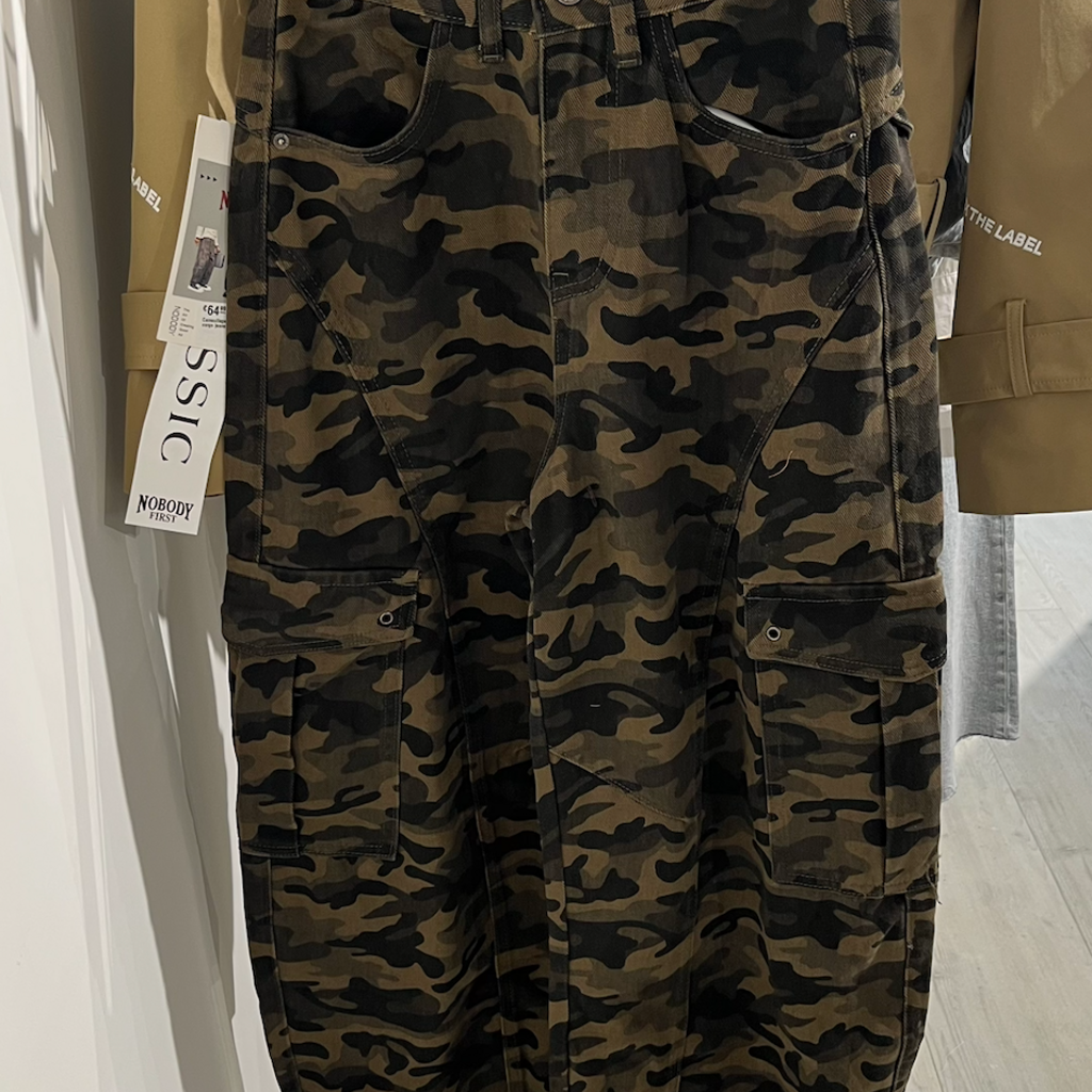 Camouflage cargo jeans