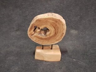 Hout sculptuur op standaard - middel - 25/35cm