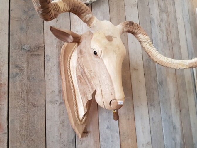 Koeienkop met Sigaar van hout