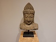 Stenen Boeddha op voet - Middel