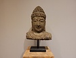 Stenen Boeddha op voet - Middel