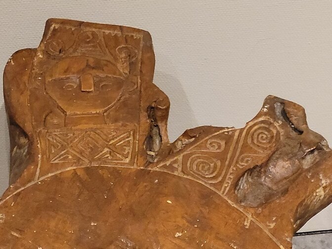 Massieve salontafel met houtsnijwerk - 115x120x46cm