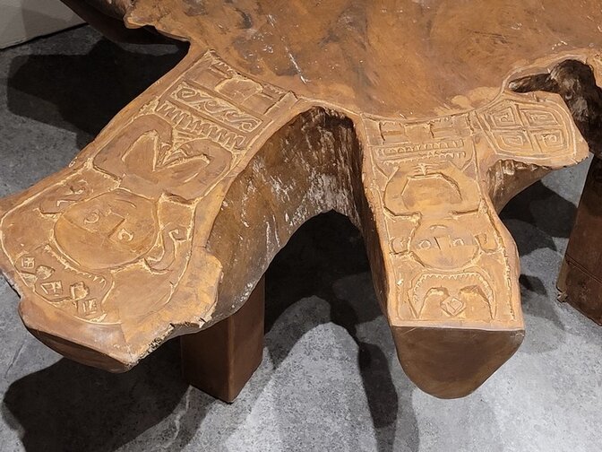 Massieve salontafel met houtsnijwerk - 115x120x46cm