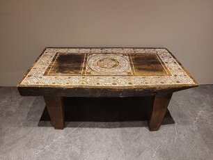 Houten salontafel met houtsnijwerk - 115x65x48cm