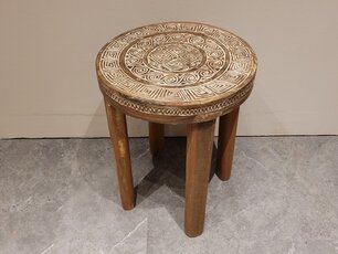 Ronde bijzettafel met houtsnijwerk 45x55cm