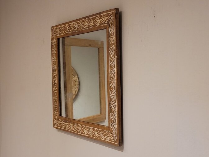 Spiegel met houtsnijwerk lijst 61x58cm