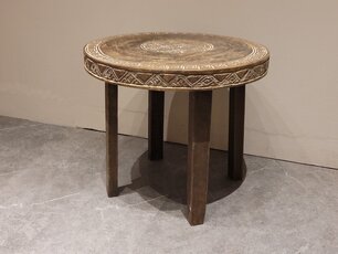 Ronde salontafel met houtsnijwerk 60x52cm