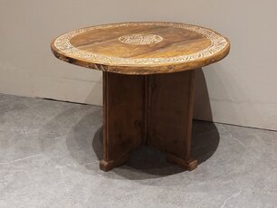 Ronde salontafel met houtsnijwerk 67x45cm
