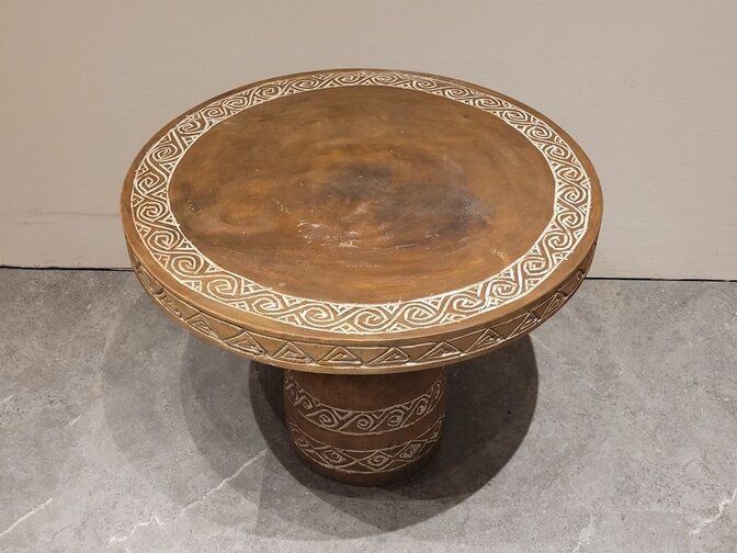 Ronde salontafel met houtsnijwerk 60x46cm