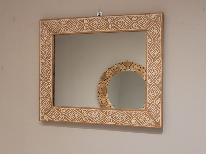Spiegel met houtsnijwerk lijst 52x63cm