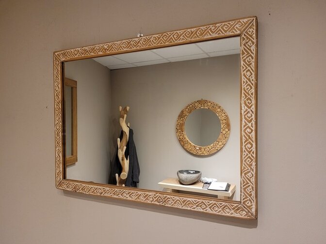 Spiegel met houtsnijwerk lijst 64x91cm