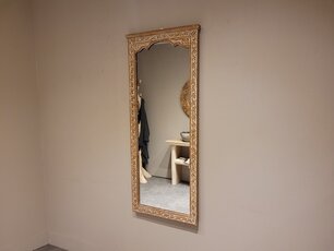 Spiegel met omlijsting van houtsnijwerk 58x142cm