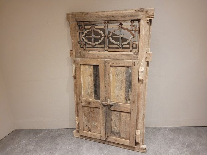 Oud Oosters raam met luiken - 95x155x9cm