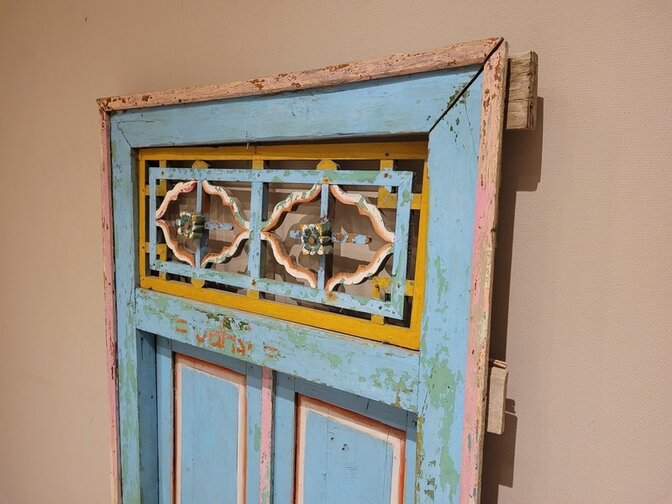 Oud Oosters raam met luiken - 95x155x9cm