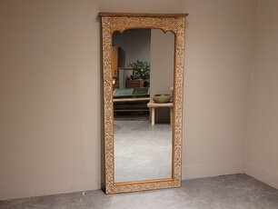 Spiegel met omlijsting van houtsnijwerk 80x170cm