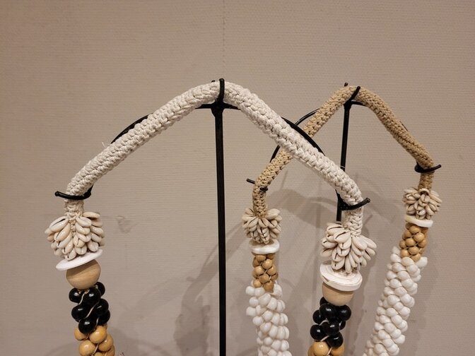 Schelpenketting op standaard - middel - Mix