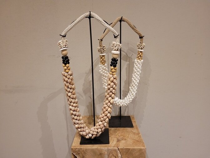 Schelpenketting op standaard - middel - Mix