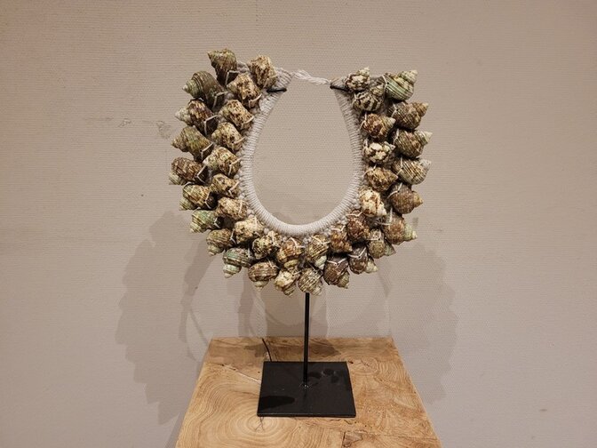 Schelpenkrans op standaard - middel - Mix