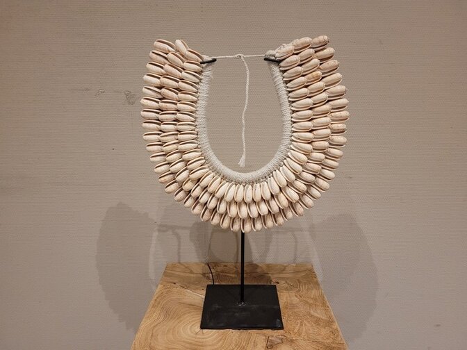 Schelpenkrans op standaard - middel - Mix