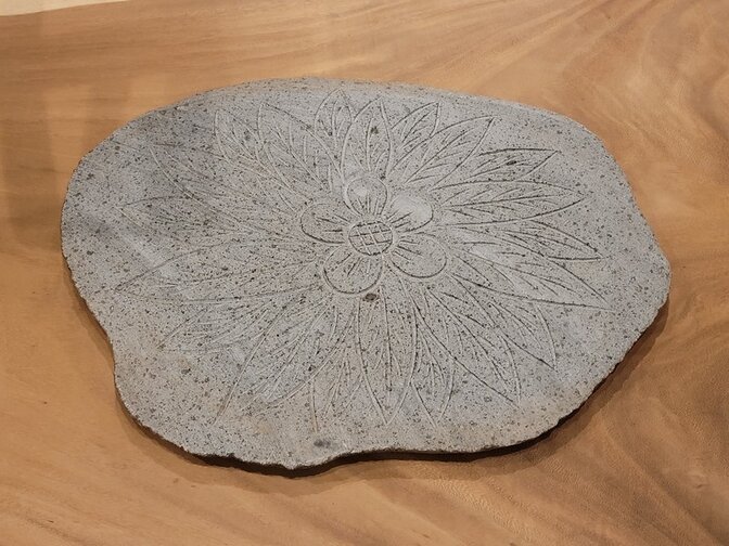 Natuurstenen staptegels met bloemmotief +/- 55x40cm